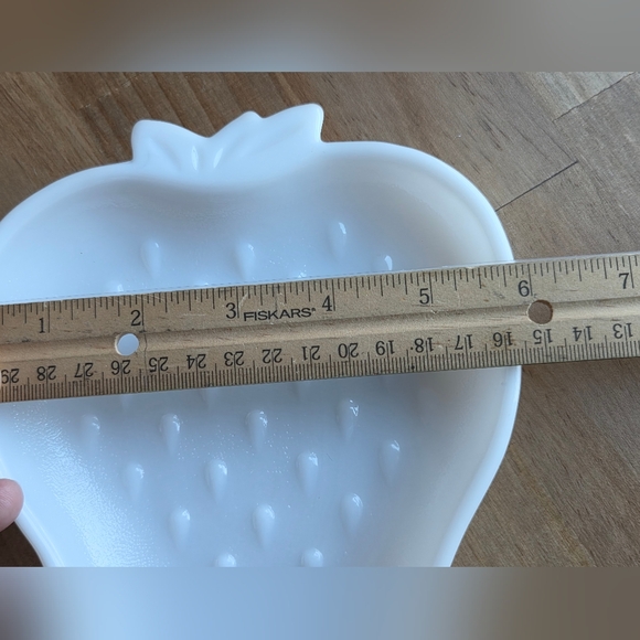 Milk Glass Strawberry Shaped Candy Relish Snack Dish Trinket Tray - Picture 4 of 6